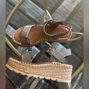 Universal thread sandals